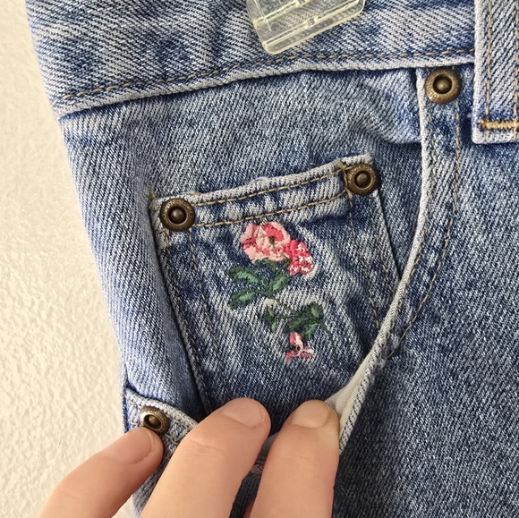 Y2K Bugle Boy Tapered Leg Slim Fit Floral Embroidered Jeans Size 10 High Rise - Picture 2 of 8